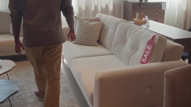 Cliente Regular Loja Móveis Sentado Sofá Bege Venda Verificando Travesseiros — Vídeo de Stock