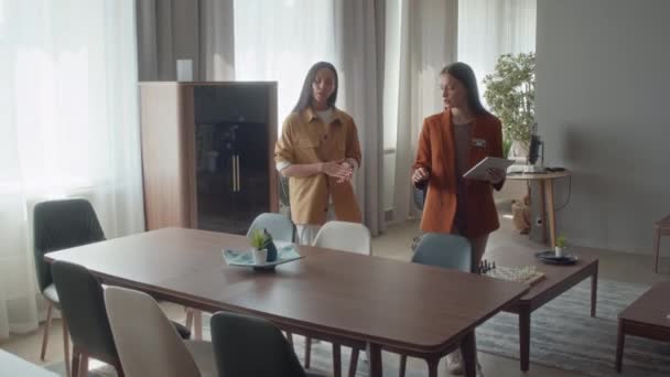 Verkäuferin Möbelhaus Beschreibt Ihrem Kunden Verfügbare Esstisch Optionen Anhand Von — Stockvideo