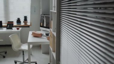Engelliler için protez oluşturulmasına yardımcı olan modern yazılımı gösteren açık renkli rehabilitasyon merkezi