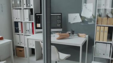 Açık renkli tıbbi tesisin içi. Kol protezinin modellemesini gösteren büyük modern bir ekran.
