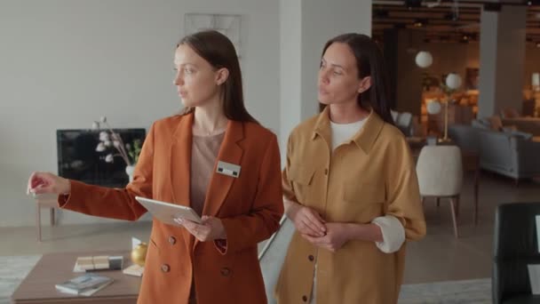 Kvinnlig Kund Beige Skjorta Frågar Butikschef Frågor Tillgängliga Möbler Medan — Stockvideo