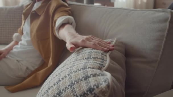 Fokus Selektif Pada Bantal Berwarna Terang Sofa Toko Furnitur Mana — Stok Video