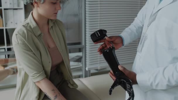 Mladá Pacientka Sedí Ordinaci Lékařů Kontroluje Novou Protetickou Ruku Zatímco — Stock video