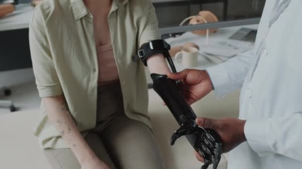 Средний Снимок Неузнаваемой Пациентки Надевающей Левую Руку Чёрный Пластиковый Протез — стоковое видео