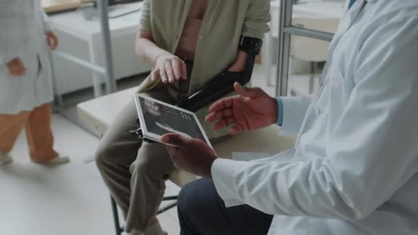 Tanımlanamayan Erkek Doktor Elinde Dijital Tabletle Yeni Kol Protezi Tasarlayarak — Stok video