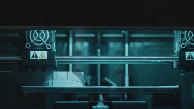 Yeni bir tasarım oluşturan yüksek teknolojili, fütüristik görünümlü 3D baskı makinesinin yakın çekim görüntüsü