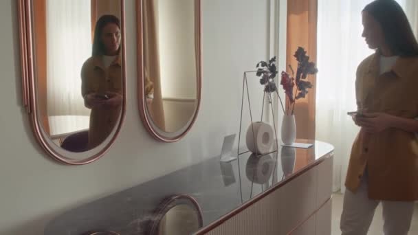 Λευκή Γυναίκα Σκούρα Μαλλιά Έρχεται Στον Καθρέφτη Τραβάει Μερικές Φωτογραφίες — Αρχείο Βίντεο