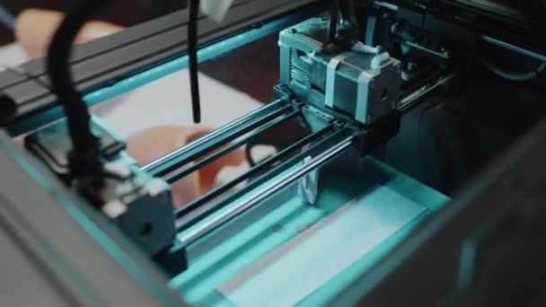 新しいカスタム義肢を作る3D印刷機の内側のクローズアップショット — ストック動画