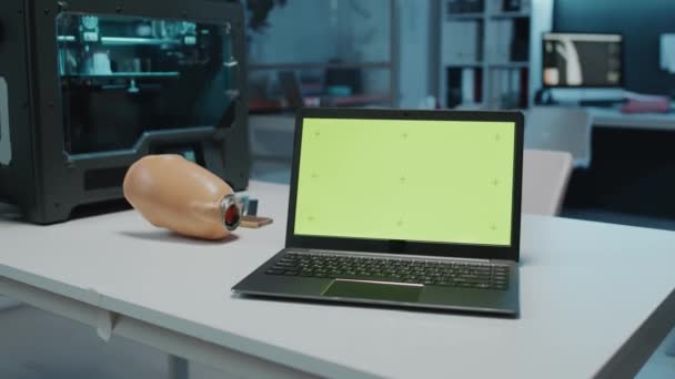 Tıbbi Laboratuardaki Masada Boyutlu Baskı Makinesi Bacak Protezinin Yanında Duran — Stok video