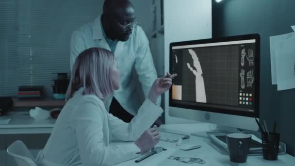 Birkaç Mühendis Gelecekteki Kol Protezinin Boyutlu Modelleme Versiyonuna Bakıyor Tasarımı — Stok video
