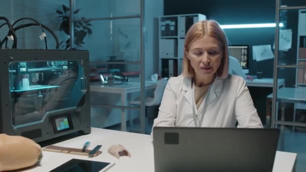 Midaldrende Kvindelig Ingeniør Hvid Frakke Der Arbejder Bærbar Computer Mens – Stock-video