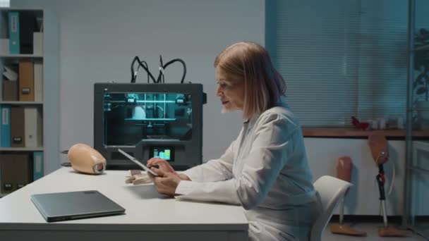 Yazdırma Makinesi Arka Planda Yeni Protez Yaparken Laboratuvar Çalışanının Dijital — Stok video