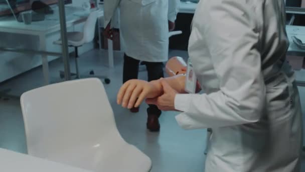 Laboratoriearbetare Tar Arm Protes Sedan Sitter Bakom Skrivbordet Med Speciell — Stockvideo