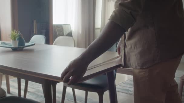 Schräge Aufnahme Eines Afroamerikaners Einem Möbelgeschäft Mit Roulette Esstisch Der — Stockvideo