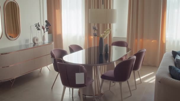 Interior Sala Estar Minimalismo Com Mesa Jantar Vidro Cadeiras Roxas — Vídeo de Stock
