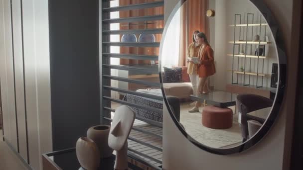 Reflexão Espelho Gerente Loja Móveis Descrevendo Mostrando Espaçosa Sala Estar — Vídeo de Stock