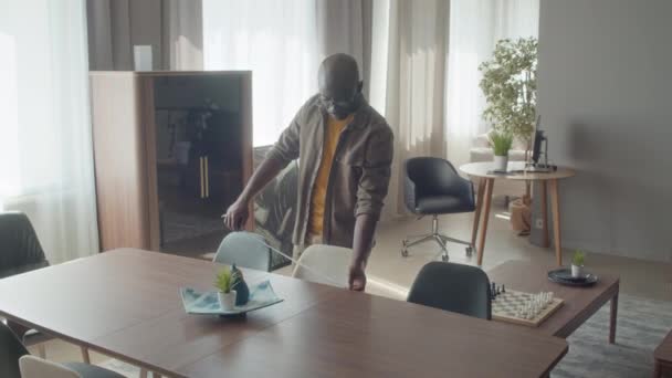 Pelanggan Pria Toko Furnitur Memeriksa Ukuran Meja Untuk Ruang Makan — Stok Video