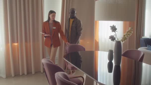 Fahndungsfoto Von Kaukasierin Orangefarbener Jacke Bei Möbelhaus Besuch — Stockvideo