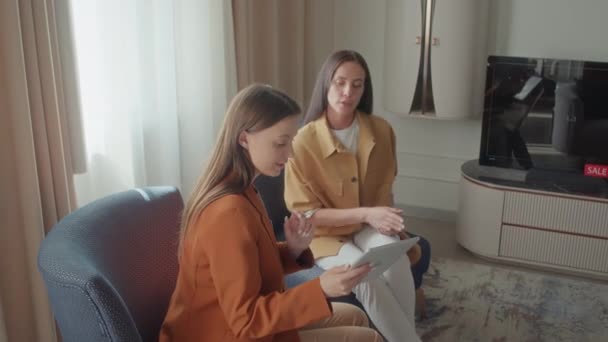 Prodejkyně Zákazník Sedí Pohodlných Křeslech Prostorném Obývacím Pokoji Mluví Nákupu — Stock video