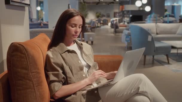 Sales Manager Furniture Store Wearing Beige Coloured Clothes Working Laptop — Stock Video