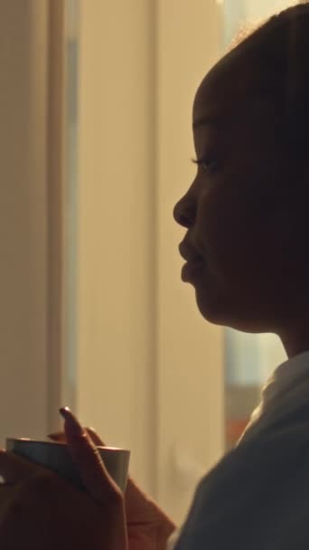 Närbild Vertikalt Skott Ung Melankolisk Afroamerikansk Läkare Uniform Står Vid — Stockvideo