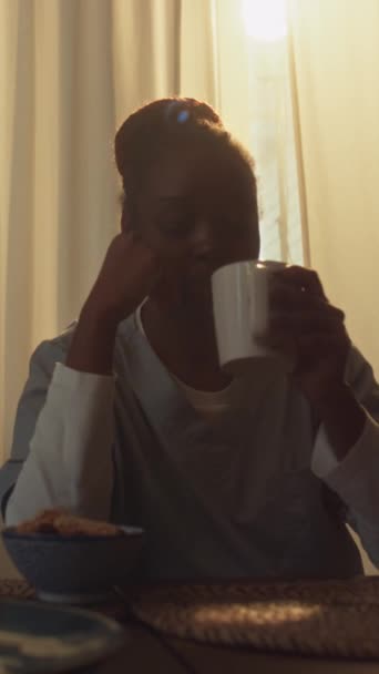Medium Verticaal Schot Met Lensflare Van Slaperige Zwarte Vrouwelijke Ziekenhuismedewerker — Stockvideo