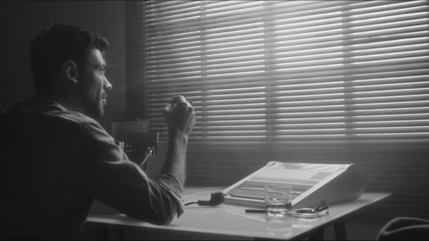 Monochrome Achteraanzicht Van Bebaarde Blanke Rokende Man Zittend Aan Tafel — Stockvideo