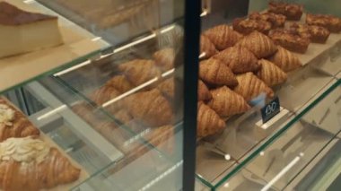 Bir sürü yeni pişmiş kruvasan cam fırın vitrininde satılıyor, kimse vurulmuyor.