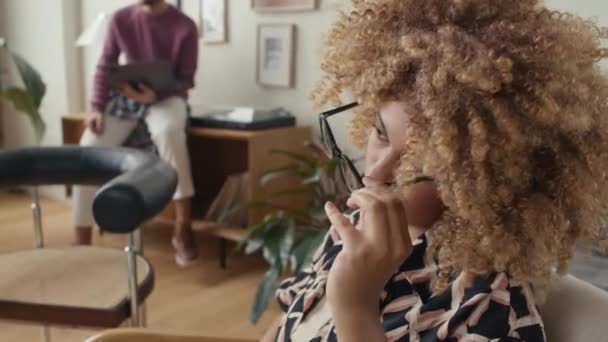 Portré Fiatal Göndör Hajú Fekete Üzletasszony Alkalmi Viselet Levetkőzik Szemüveg — Stock videók