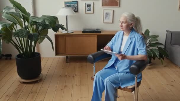 Seçkin Mavi Takım Elbiseli Üst Düzey Bir Kadınının Dijital Tablet — Stok video