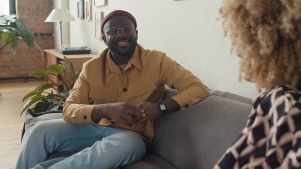 Ofis Molasında Kanepede Yan Yana Otururken Günlük Kıyafetli Genç Siyahi — Stok video