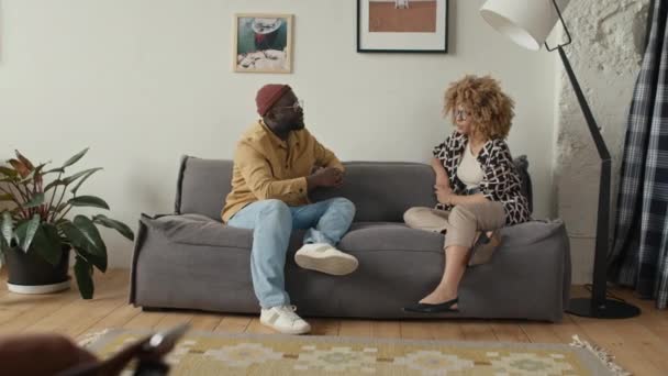 Zoom Toma Joven Afroamericano Traje Casual Sentado Sofá Charlando Con — Vídeos de Stock