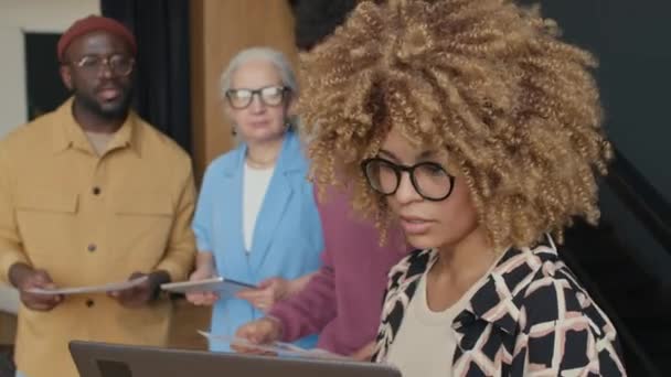 Gen African American Γυναίκα Σγουρά Μαλλιά Συζητούν Επιχειρηματικό Σχέδιο Στο — Αρχείο Βίντεο