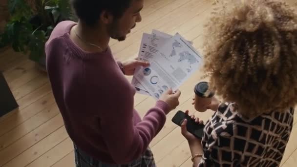 Genç Arkadaşının Günlük Kıyafetlerini Giyip Kahve Içerken Belgeleriyle Ilgili Finansal — Stok video