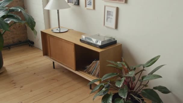 带播放器和灯的温尼尔式唱片橱柜 在舒适的客厅里 有着本世纪中叶的现代风格 — 图库视频影像