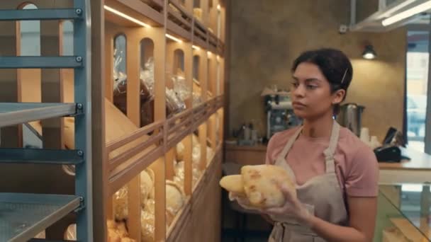 Junge Afroamerikanische Bäckerin Trägt Einmalhandschuhe Und Schürze Und Stellt Ciabatta — Stockvideo