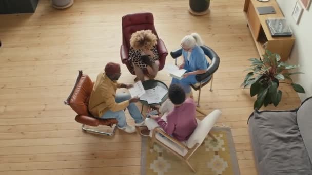 Geniş Modern Ofiste Oturup Resmi Olmayan Görüşmelerde Belgeleri Tartışan Tablet — Stok video