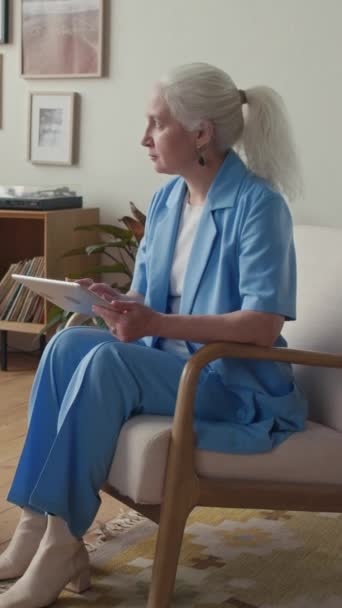 Вертикальный Клип Элегантной Пожилой Бизнесвумен Седыми Волосами Сидящей Удобном Современном — стоковое видео