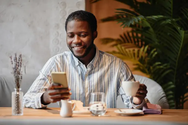 Young African American Entrepreneur Looking Smartphone Screen Smile Communication Video — Stock Photo, Image