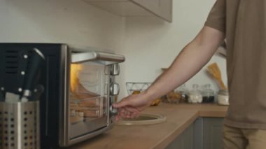 Orta bölüm bıçaklama sahnesi, tanınmayan bir adamın tost makinesini kapatıp sıcak yemek yemesi, sonra da modern mutfağa gitmesi.