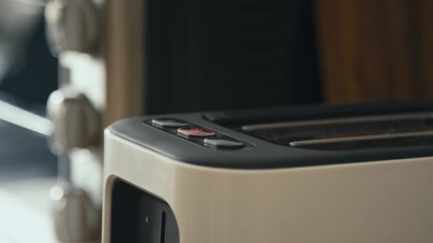 Seitenstechen Nahaufnahme Der Hand Die Den Toaster Auf Knopfdruck Abschaltet — Stockvideo