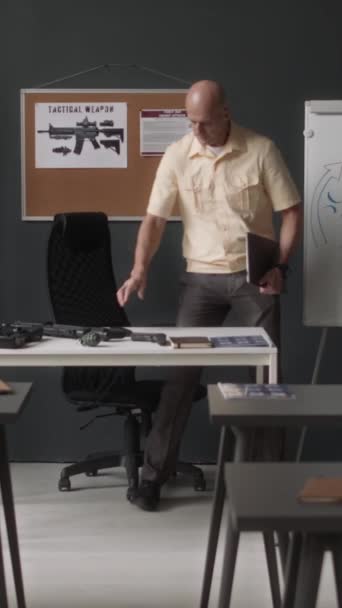 身着便服的白人教官到达教室并在笔记本电脑上工作时的垂直冲刺动作 — 图库视频影像