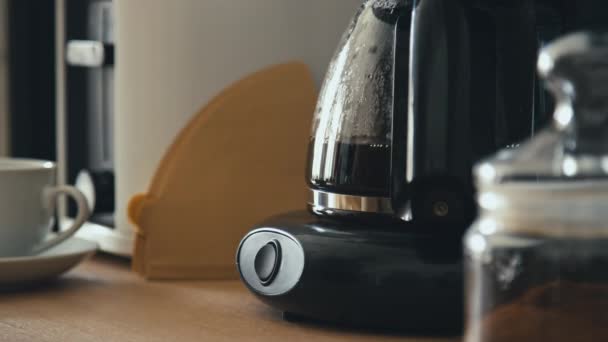 Penutupan Samping Tombol Menekan Tangan Pada Mesin Kopi Dapur Modern — Stok Video