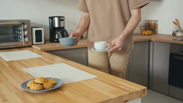 Midsection Side Stab Materiał Nierozpoznawalnym Człowiekiem Serwującym Kawę Śniadaniową Miskę — Wideo stockowe