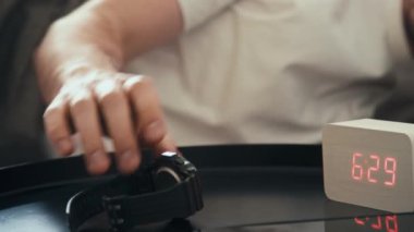 Yan bıçak darbesi, komodinden nöbet tutan adamın saati kontrol edip sonra da evde uyumaya devam etmesi.