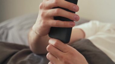 Telefonu şarj aletinden çıkarıp evde yatarken kullanmaya devam etmeyi bıçakla.