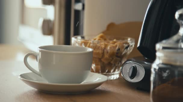 Seitenstechen Nahaufnahme Von Hand Zugabe Eines Braunen Zuckerstücks Tasse Kaffee — Stockvideo