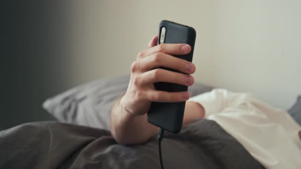 집에서 아침에 침대에 사용하는 전화에서 충전기 연결을 분리의 스토킹 — 비디오