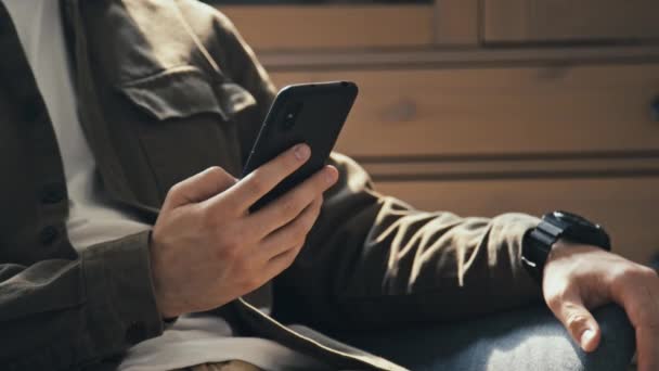 Střední Část Bodnutí Záběr Nerozpoznatelný Muž Pomocí Telefonu Sedí Pohovce — Stock video