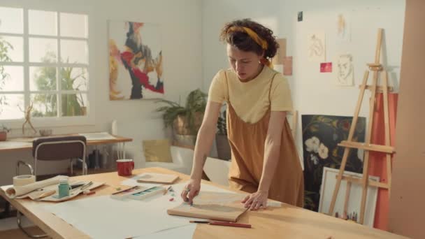 Tulum Giymiş Kıvırcık Saçlı Eskiz Defterinde Pastel Çizimlerle Resim Çizen — Stok video